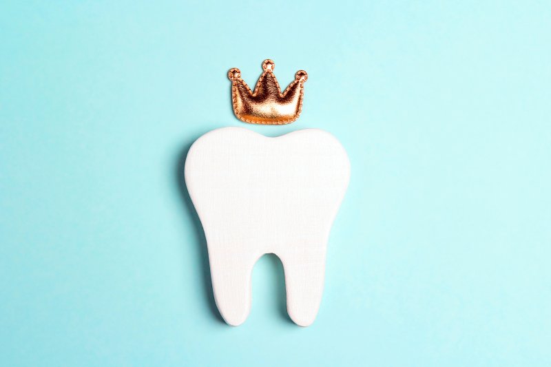 A golden crown on a tooth cutout 